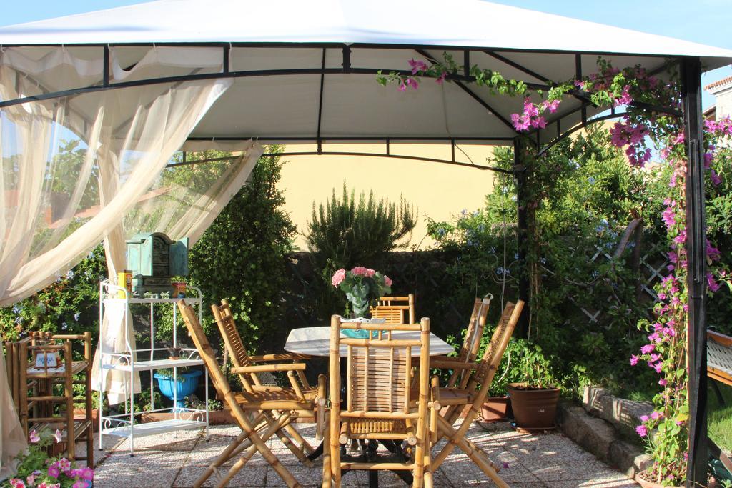 La Porta Sulla Costa Bed and Breakfast San Pantaleo Exteriör bild
