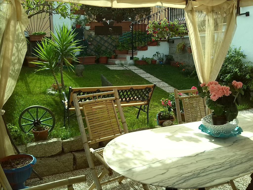 La Porta Sulla Costa Bed and Breakfast San Pantaleo Exteriör bild