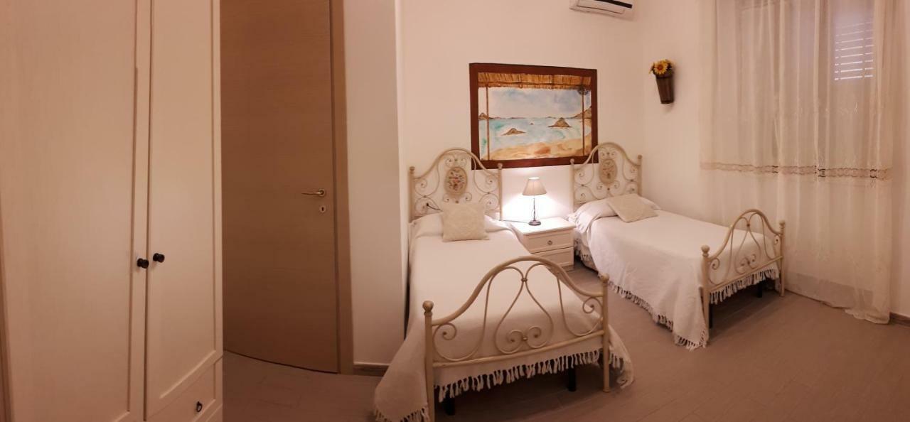 La Porta Sulla Costa Bed and Breakfast San Pantaleo Exteriör bild